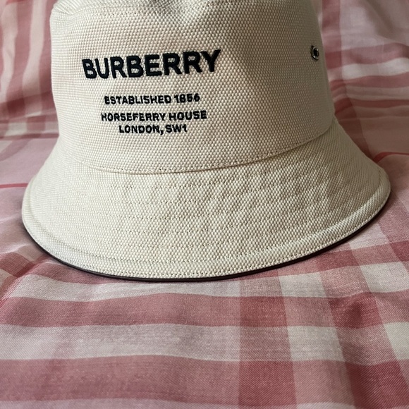 Burberry Cream Bucket Hat - Picture 1 of 7